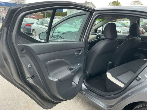 Used 2021 Nissan Versa SV FWD image 8
