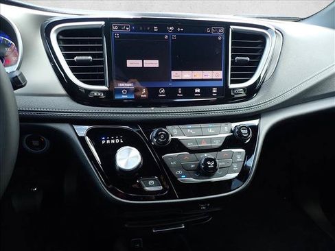 New 2027 Chrysler Pacifica Select FWD image 18