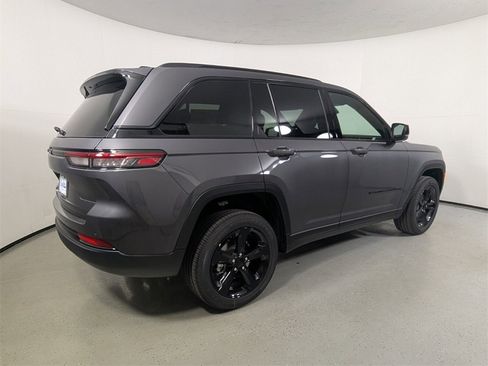 New 2025 Jeep Grand Cherokee Altitude image 7