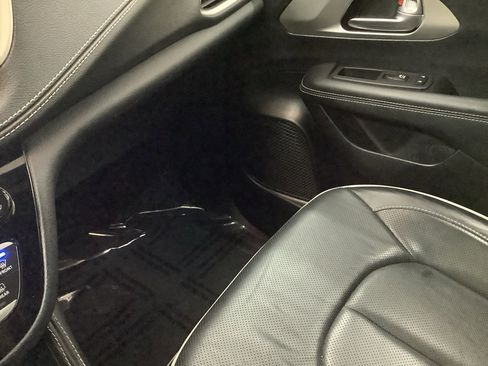 Used 2024 Chrysler Pacifica Limited w/ Uconnect Theater Family Group image 24