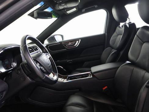Used 2017 Lincoln Continental Select image 16