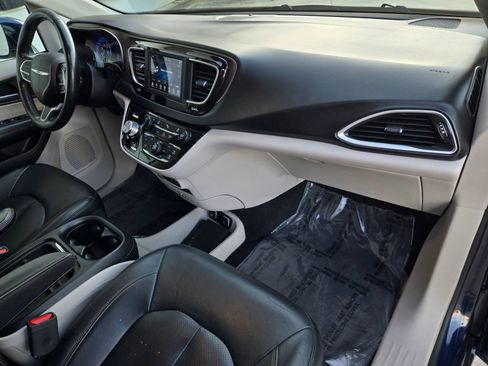 Used 2019 Chrysler Pacifica Touring-L FWD image 2