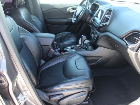 Used 2019 Jeep Cherokee Latitude Plus AWD/4WD image 21