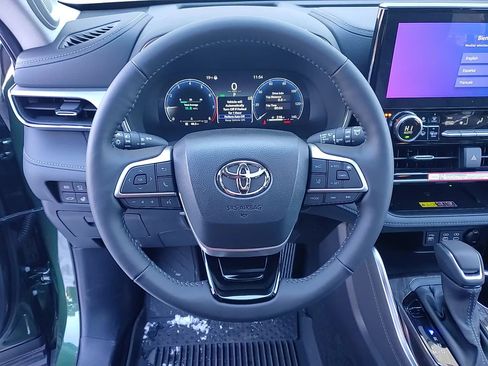 New 2025 Toyota Highlander Platinum image 13