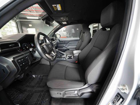Used 2025 Toyota 4Runner SR5 AWD/4WD image 9