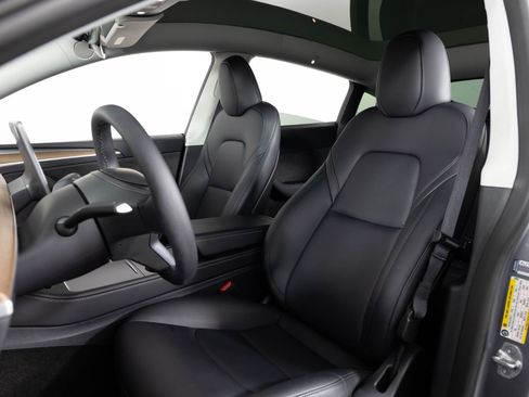 Used 2025 Tesla Model Y Long Range RWD image 16