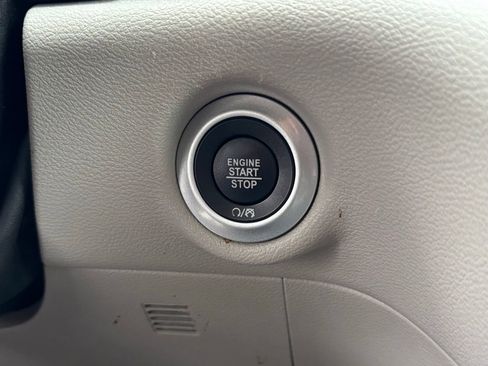 Used 2023 Chrysler Pacifica Touring-L FWD image 6