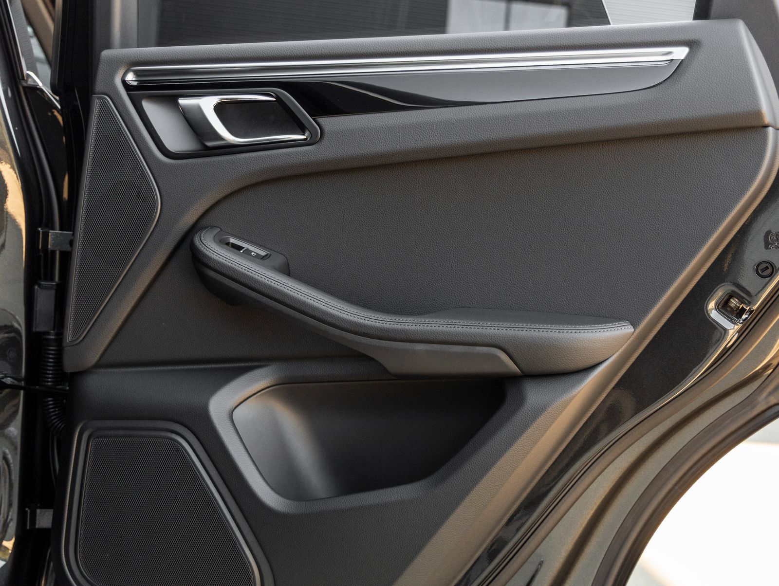 Certified 2026 Porsche Macan AWD/4WD image 38