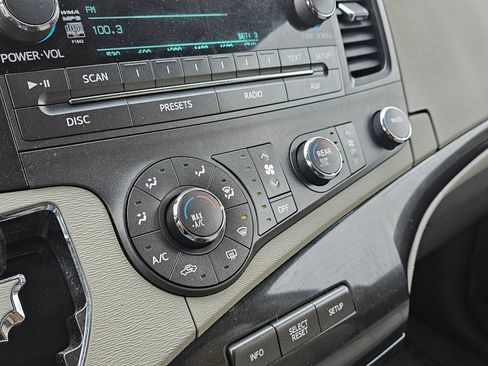 Used 2012 Toyota Sienna LE image 10