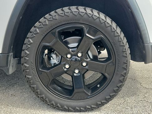 Used 2019 Jeep Grand Cherokee Laredo RWD image 2