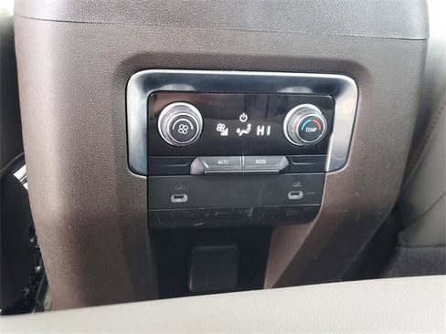 Used 2022 Chevrolet Suburban Z71 image 12