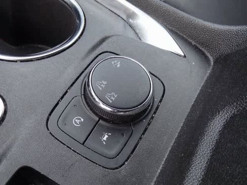 Used 2023 Chevrolet Traverse LT image 16