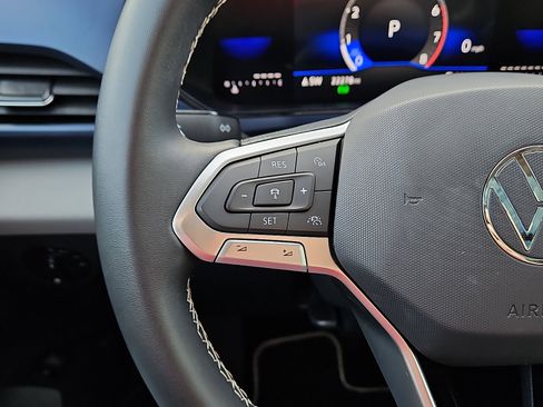 Used 2023 Volkswagen Taos SE w/ Panoramic Sunroof Package image 17