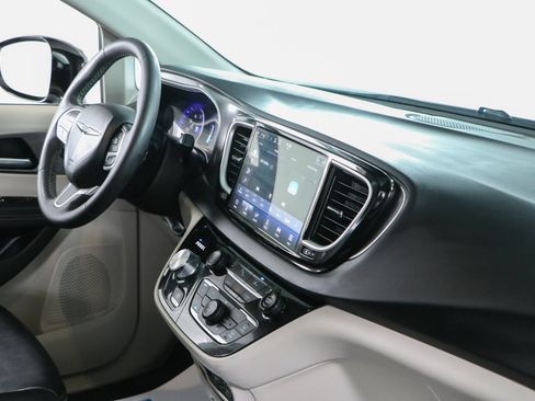 Used 2024 Chrysler Pacifica Touring-L FWD image 26