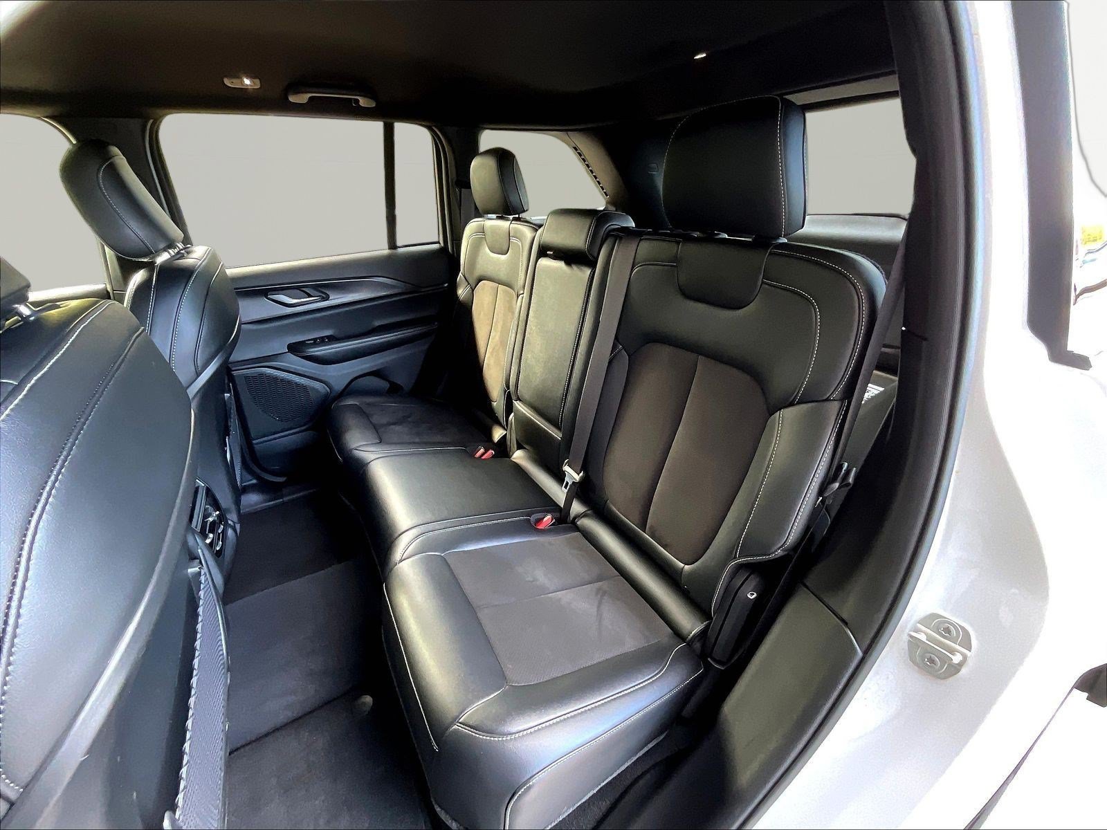 Used 2023 Jeep Grand Cherokee Altitude AWD/4WD image 21