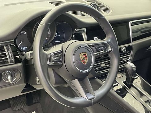 Certified 2025 Porsche Macan image 4