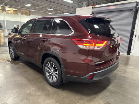 Used 2019 Toyota Highlander XLE AWD/4WD image 5