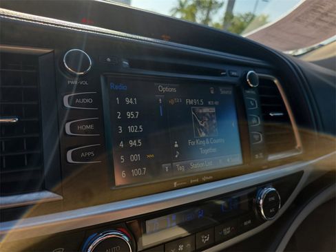 Used 2017 Toyota Highlander XLE image 23