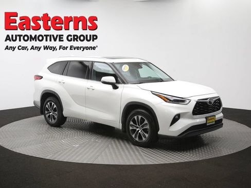 Used 2021 Toyota Highlander XLE AWD/4WD image 50