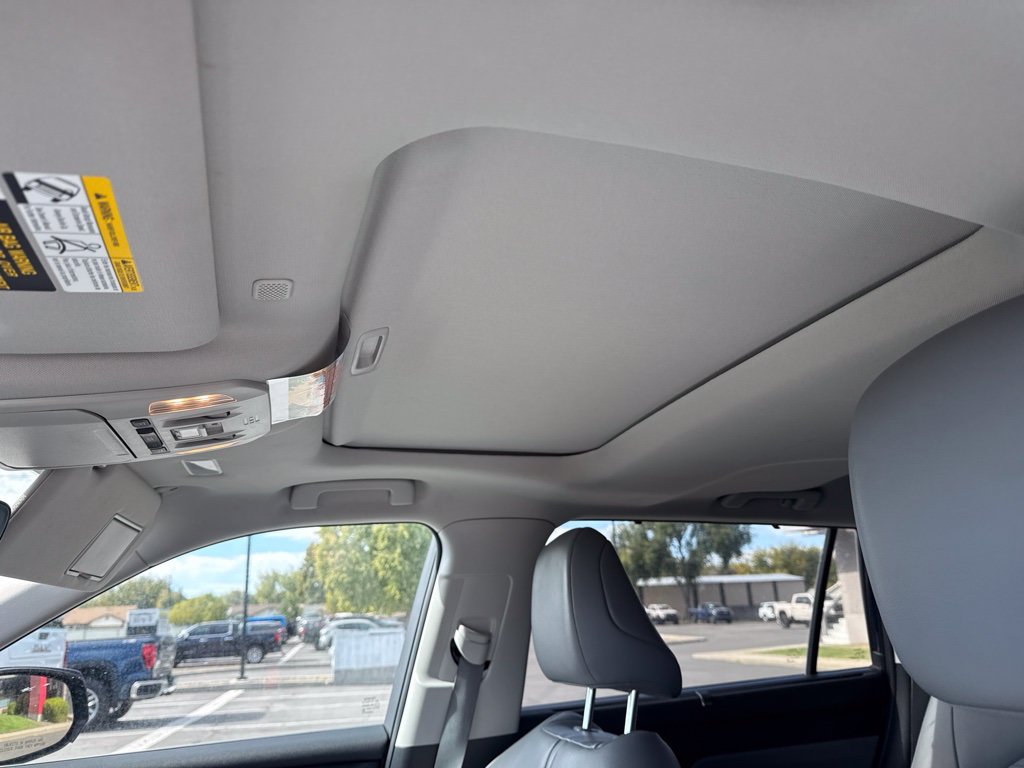 Used 2022 Toyota Highlander XLE AWD/4WD image 12