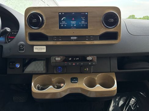 Used 2021 Mercedes-Benz Sprinter 2500 image 32