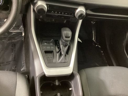 Used 2022 Toyota RAV4 LE FWD image 16