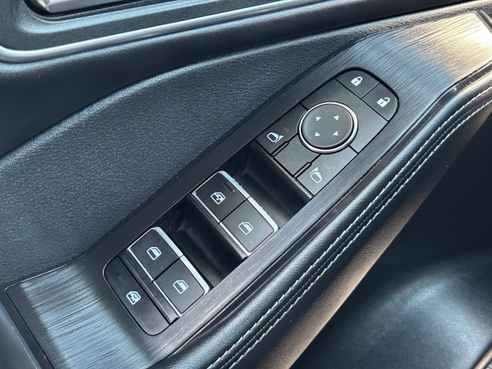 Used 2024 Nissan Rogue Platinum w/ Platinum Premium Package FWD image 13