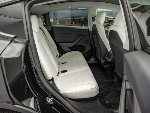 Used 2024 Tesla Model Y Long Range AWD/4WD image 31