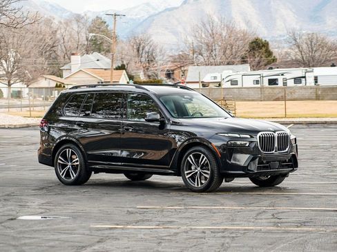 Used 2023 BMW X7 xDrive40i w/ M Sport Package image 3