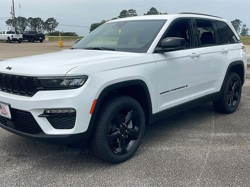 New 2025 Jeep Grand Cherokee Limited w/ Black Appearance Package image 4