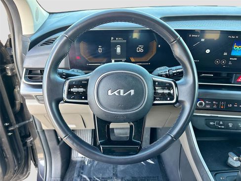 Used 2025 Kia Carnival image 11