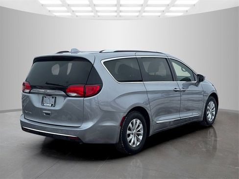 Certified 2019 Chrysler Pacifica Touring-L image 7