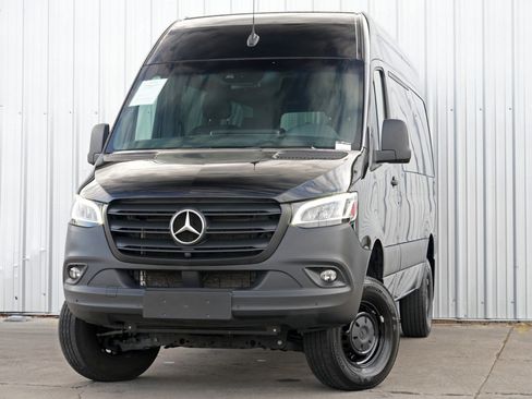 Used 2024 Mercedes-Benz Sprinter 2500 image 3