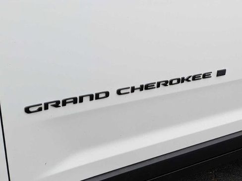 Used 2023 Jeep Grand Cherokee Altitude image 5