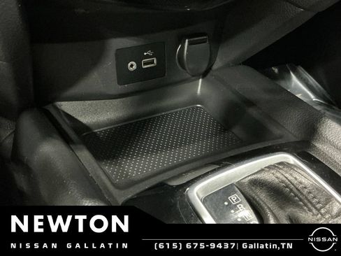 Used 2018 Nissan Rogue SV w/ Premium Package FWD image 24