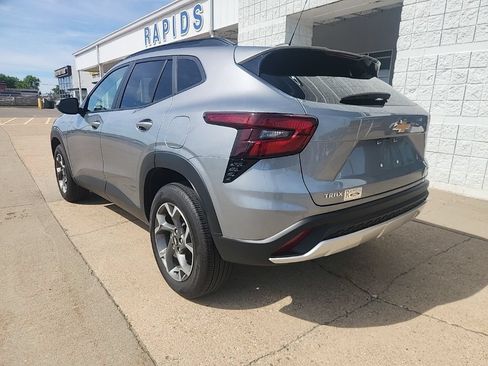 Used 2025 Chevrolet Trax LT w/ LT Convenience Package FWD image 5