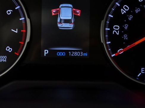 Used 2021 Toyota RAV4 XLE Premium image 12