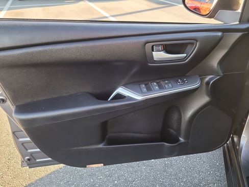 Used 2017 Toyota Camry SE image 13