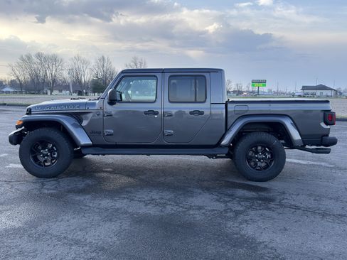 Used 2025 Jeep Gladiator Sport image 6