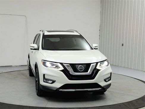 Used 2017 Nissan Rogue SL image 2