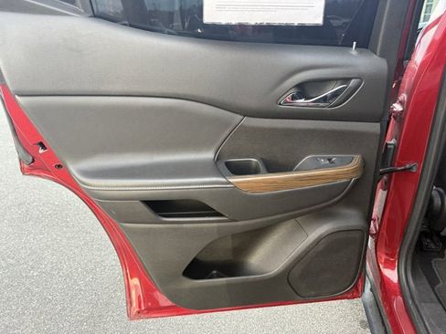 Used 2022 GMC Acadia SLE image 16