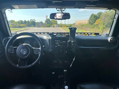 Used 2017 Jeep Wrangler Unlimited Sahara AWD/4WD image 5