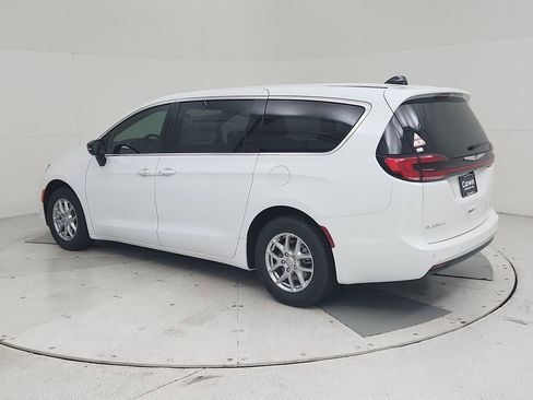 New 2026 Chrysler Pacifica Select image 6