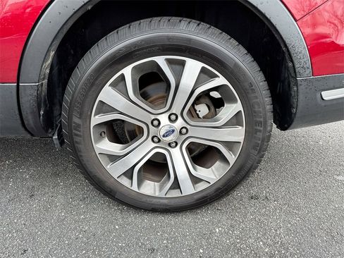 Used 2019 Ford Explorer Platinum image 28