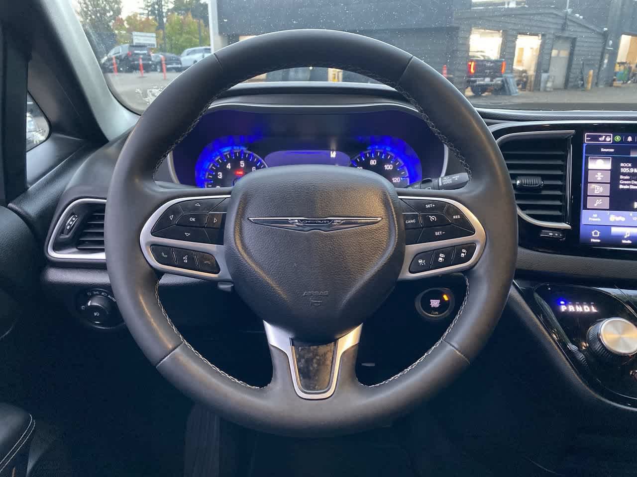 Used 2025 Chrysler Pacifica Select FWD image 19