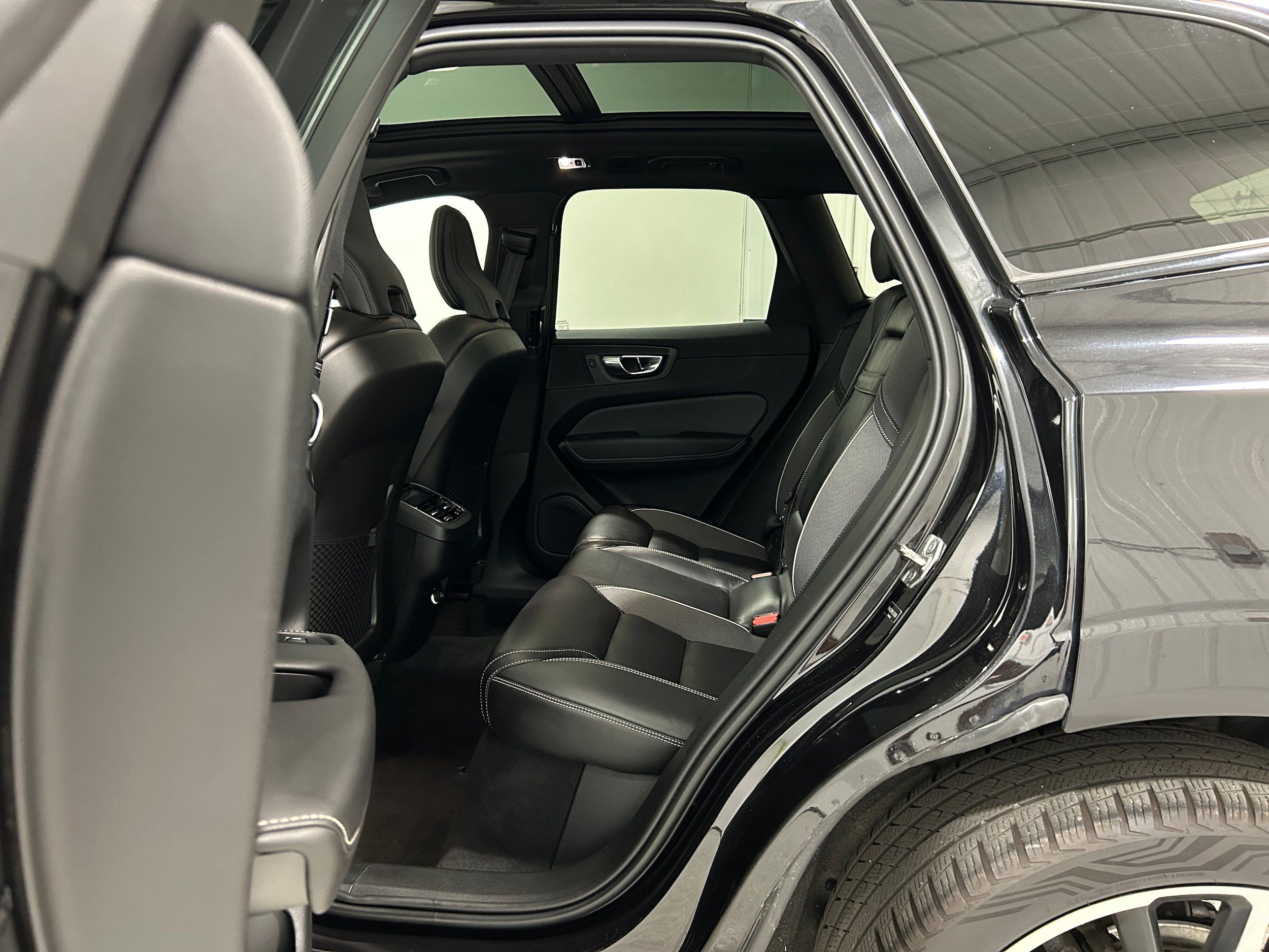 Used 2020 Volvo XC60 T6 R-Design w/ Protection Package Premier AWD/4WD image 29