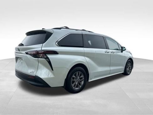 Used 2023 Toyota Sienna XLE AWD/4WD image 5