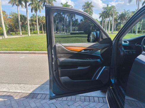 Used 2019 Cadillac Escalade ESV Luxury AWD/4WD image 21