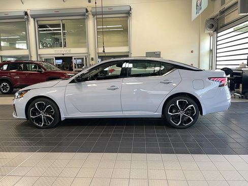 Used 2024 Nissan Altima 2.5 SR w/ SR Premium Package AWD/4WD image 4
