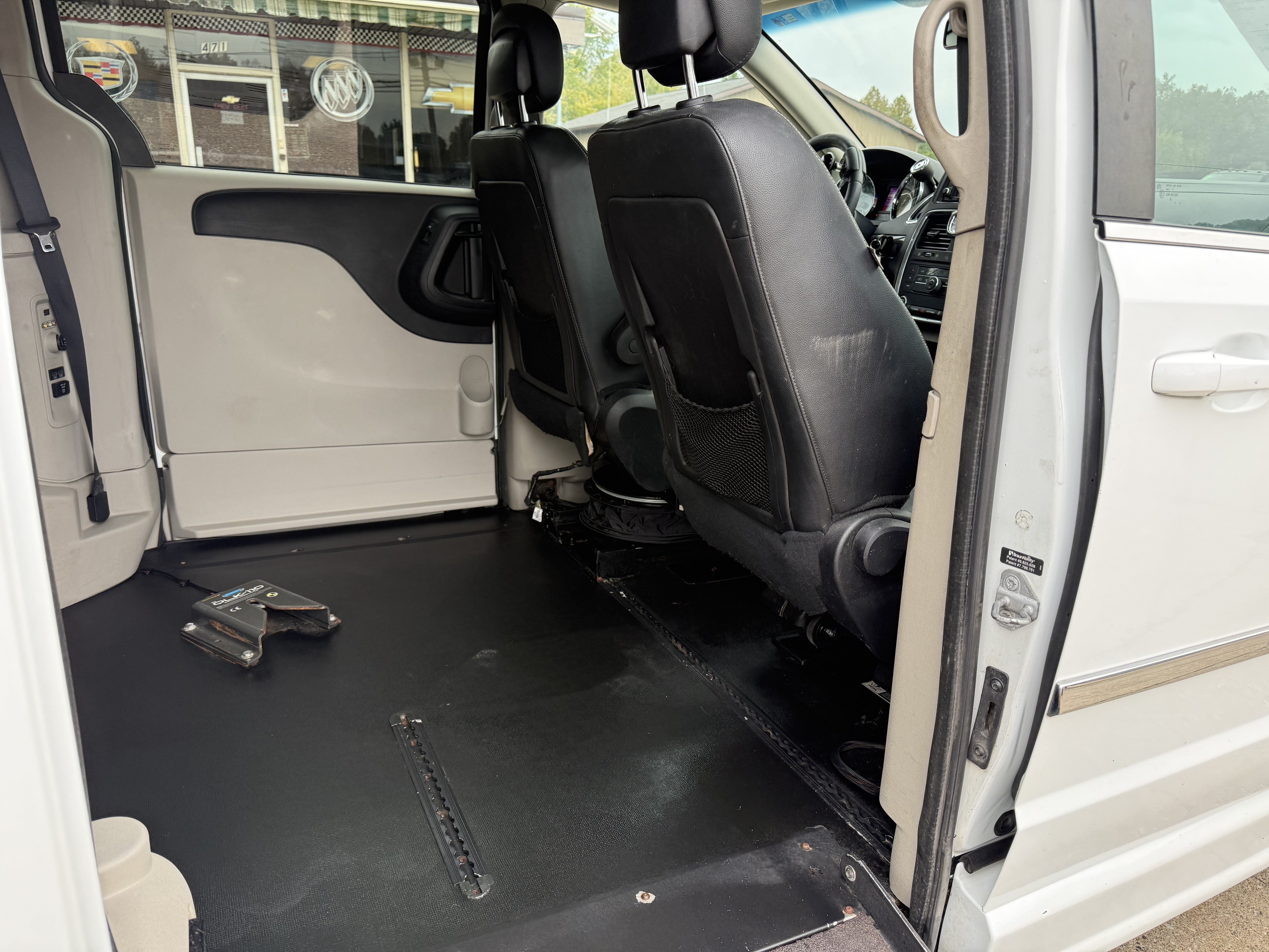 Used 2016 Chrysler Town & Country Touring FWD image 32